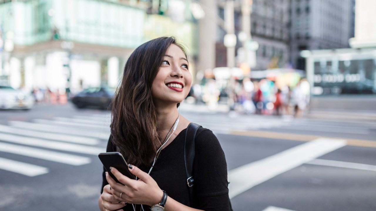 Fashionable young asian woman commuting in the streets of Manhattan (travel, 旅程, commute,旅游, walk,city life)