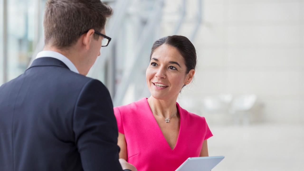 Twee collega's die een discussie voeren